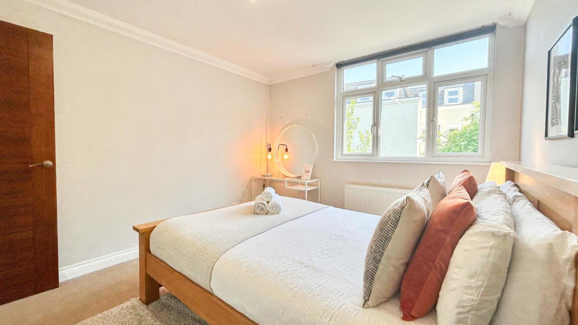 Lovely 4 Bedroom Flat With Ample Garden In Brondesbury, Kilburn Apartment *