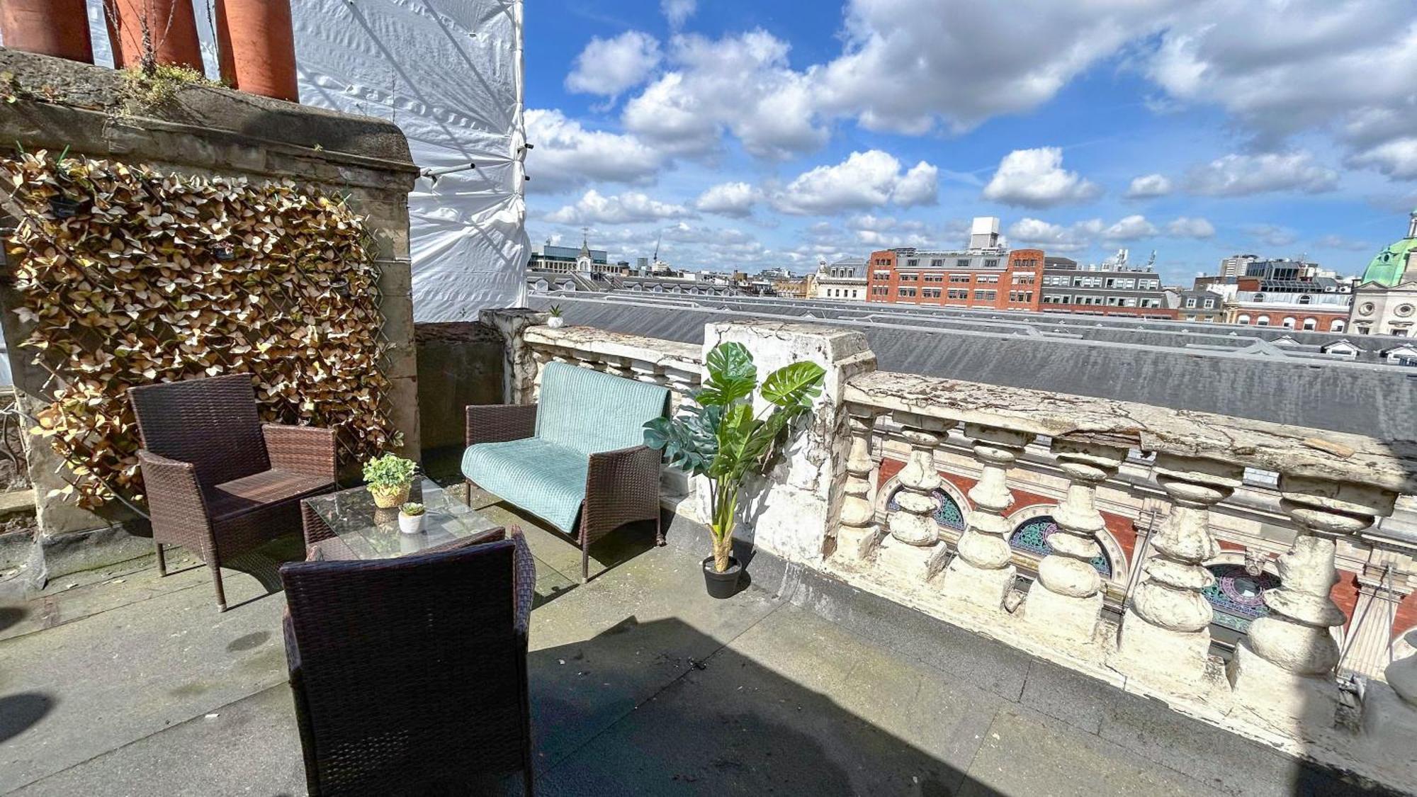 Chic 2-bedroom Flat In Farringdon Barbican Centre Holiday home London