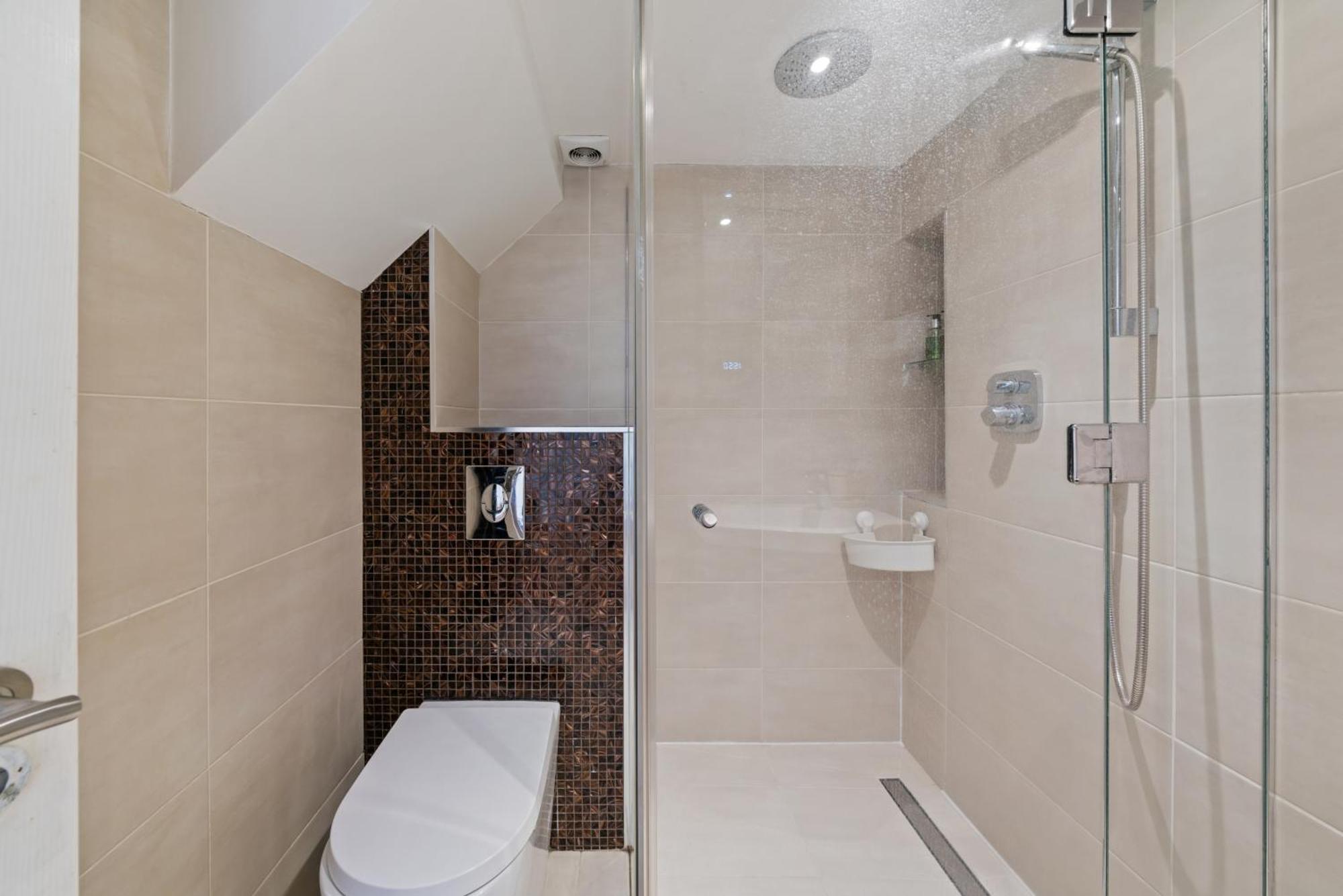 Hidden Gem In Location - Beautiful 2 Bed * London