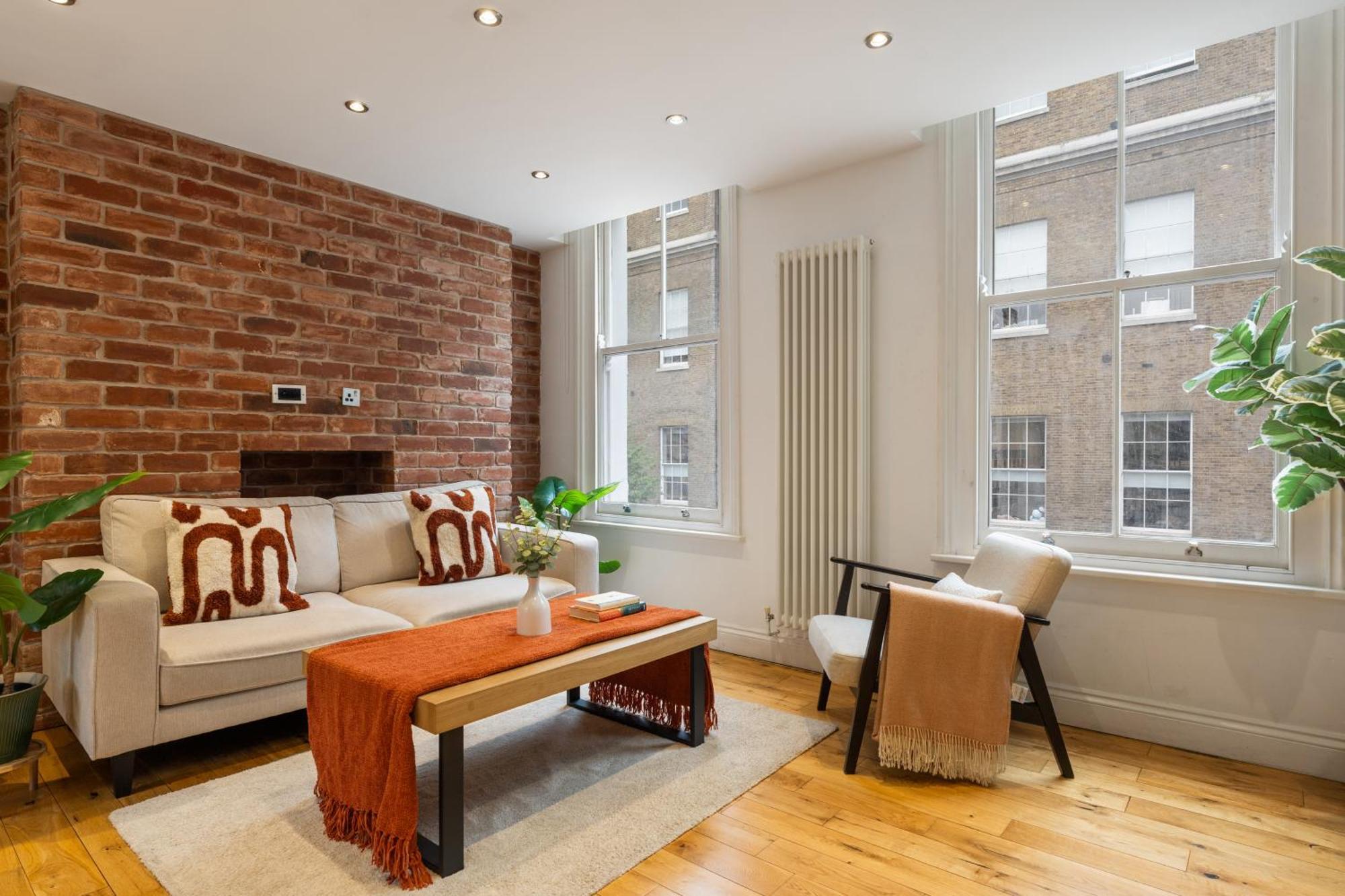 Hidden Gem In Location - Beautiful 2 Bed * London