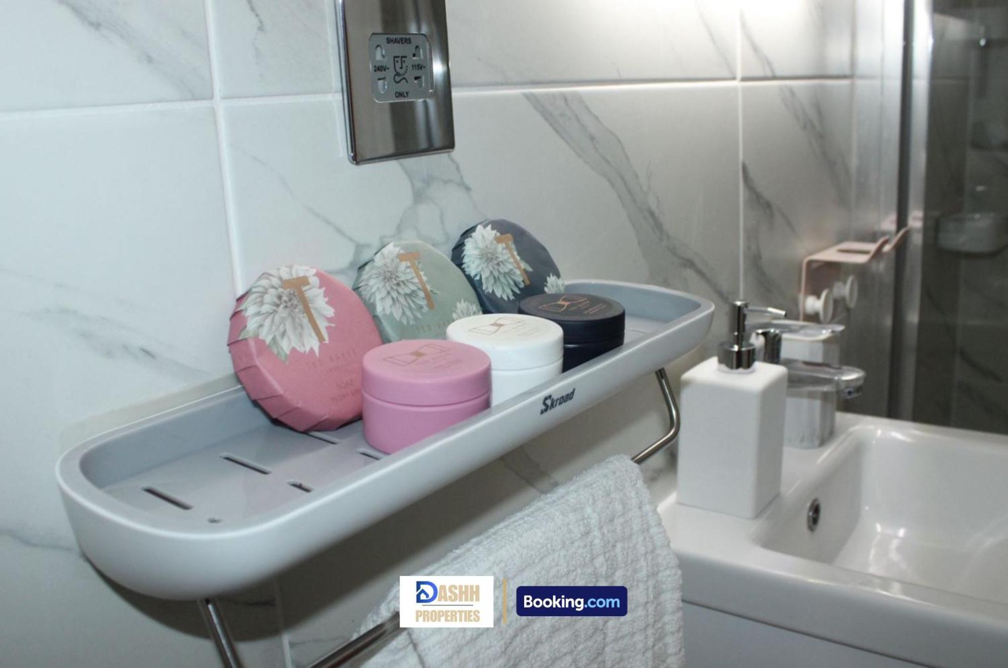 Holiday home Two Bedroom By Dashh Short Lets & Serviced In Shepherds Bush With Free Wifi *