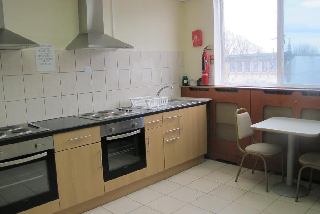 Western Northfields Ealing 3* London