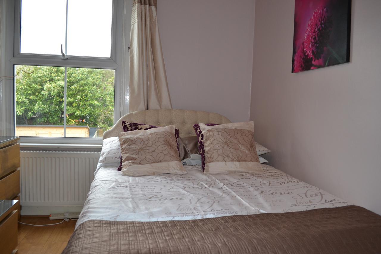 2 Bedroom House -ealing Ferienhaus