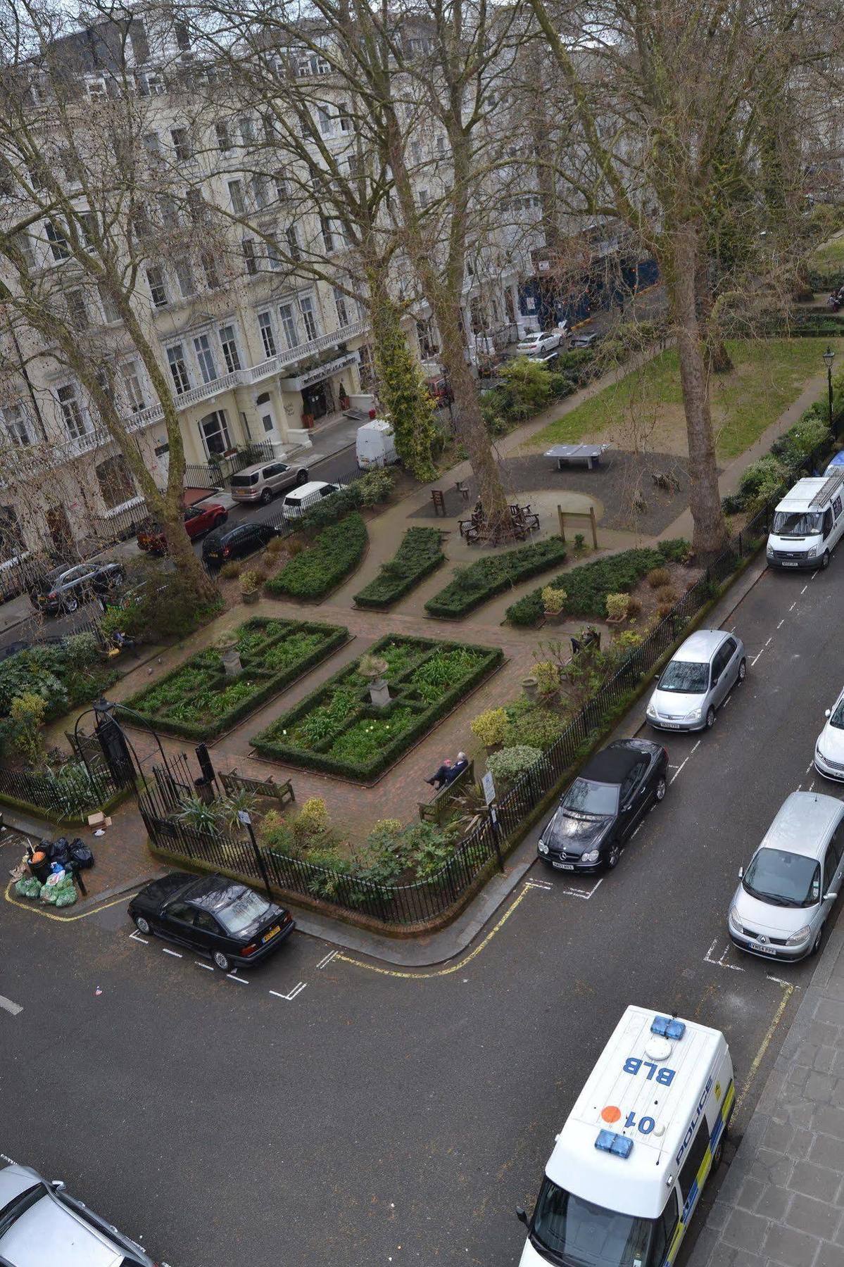 Hyde Park Court Hotel 2*