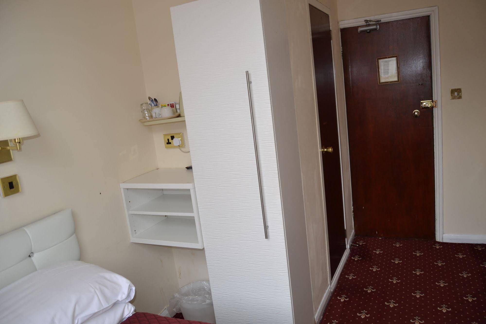 Hyde Park Court 2*