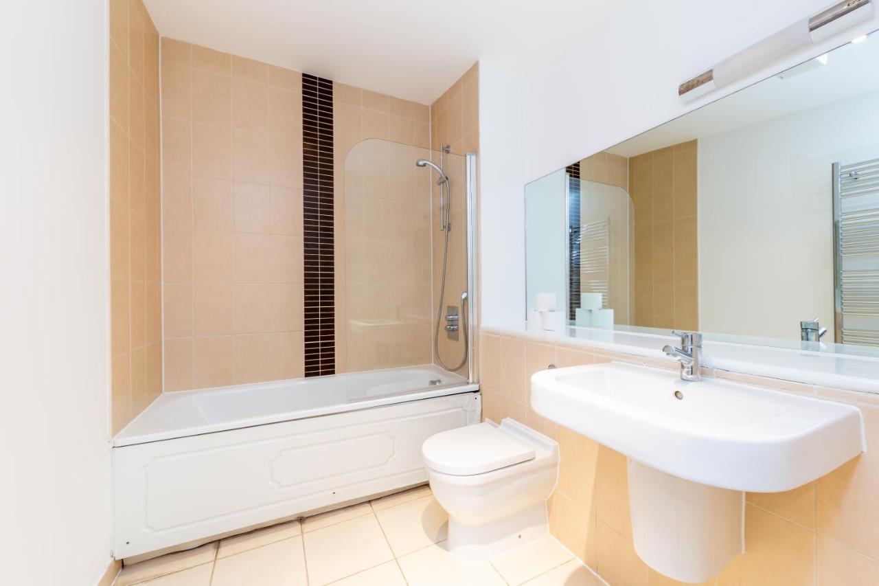 2 Bed Executive Next To Liverpool Street Free Wifi By Aparts Apartment *