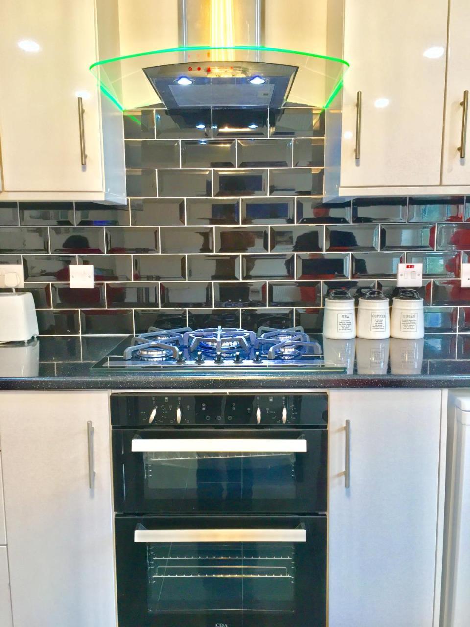 2 Bedroom Apartment, Kitchen, Reception&private Garden Apartment *