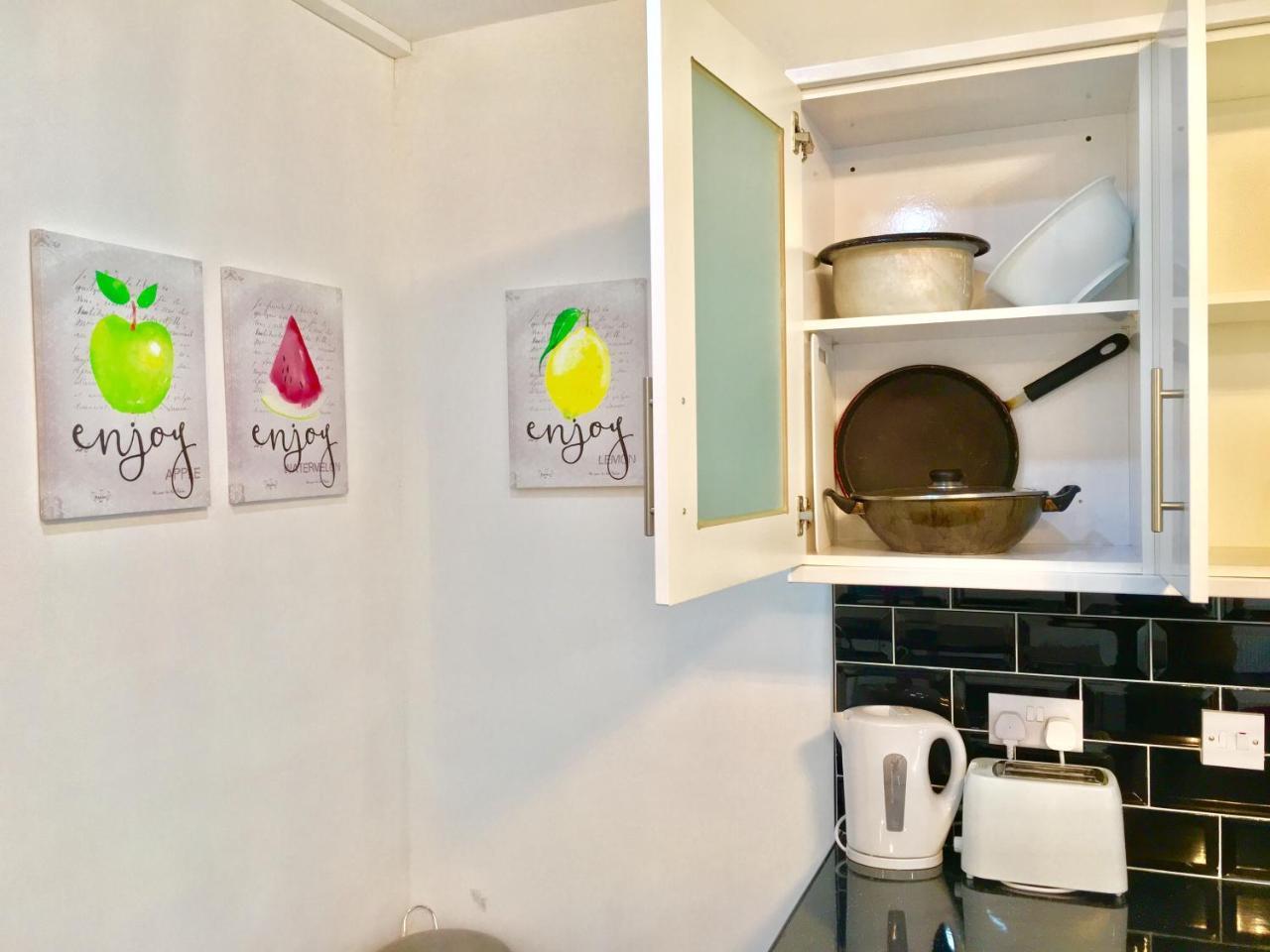 Apartment 2 Bedroom Apartment, Kitchen, Reception&private Garden London