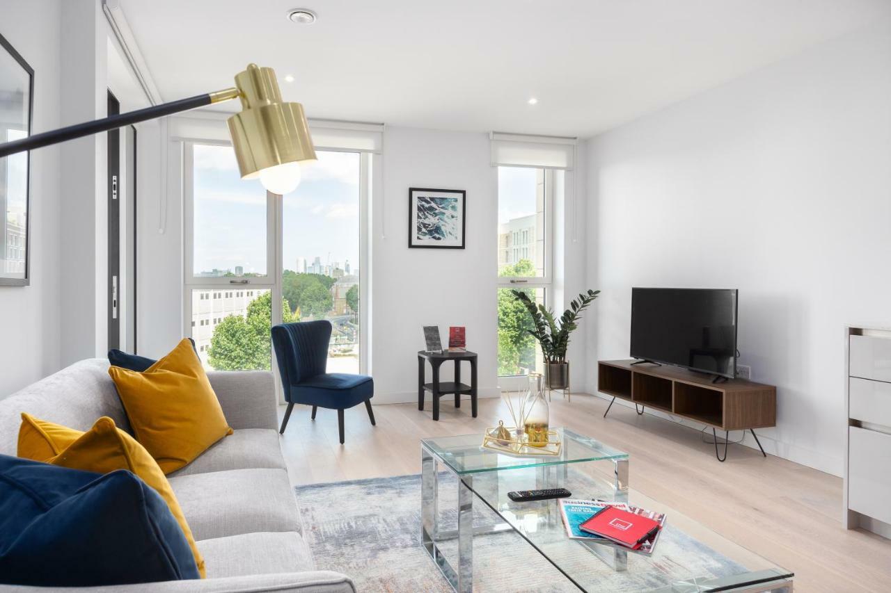 Two Bedroom Serviced With Balcony In Weymouth Building, Deacon Street Londen