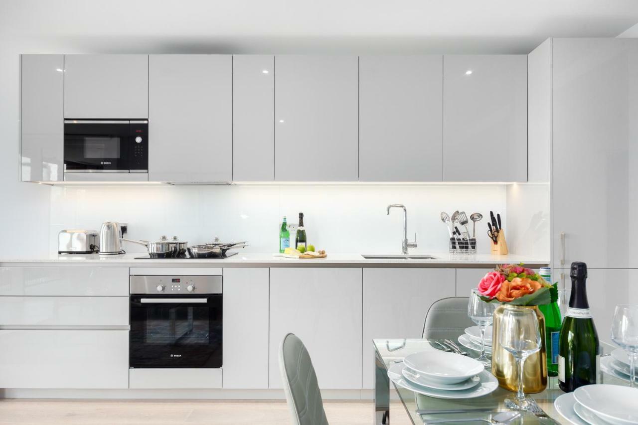 Two Bedroom Serviced With Balcony In Weymouth Building, Deacon Street * Londen
