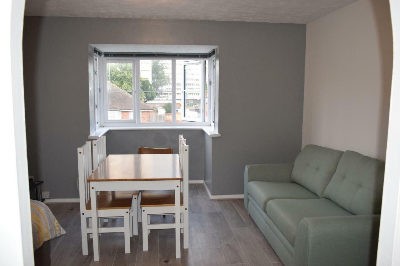 1 Bedroom Ponders End Appartement