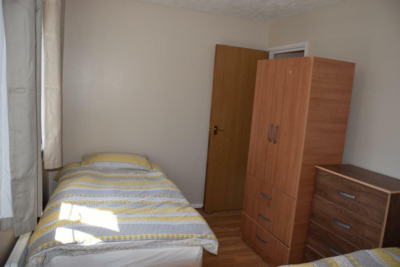 1 Bedroom Ponders End Londen