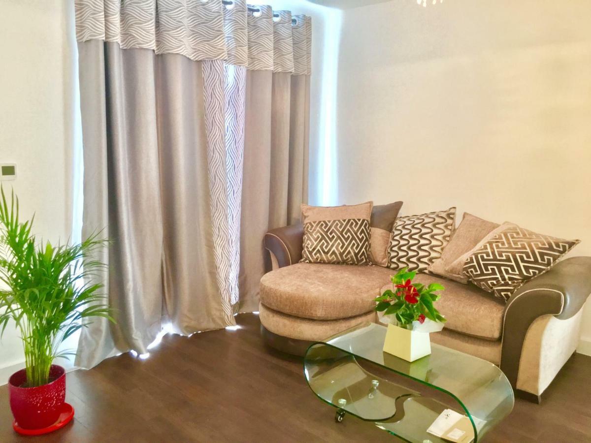 2-bedrooms Apartment, Lounge, Balcony * London