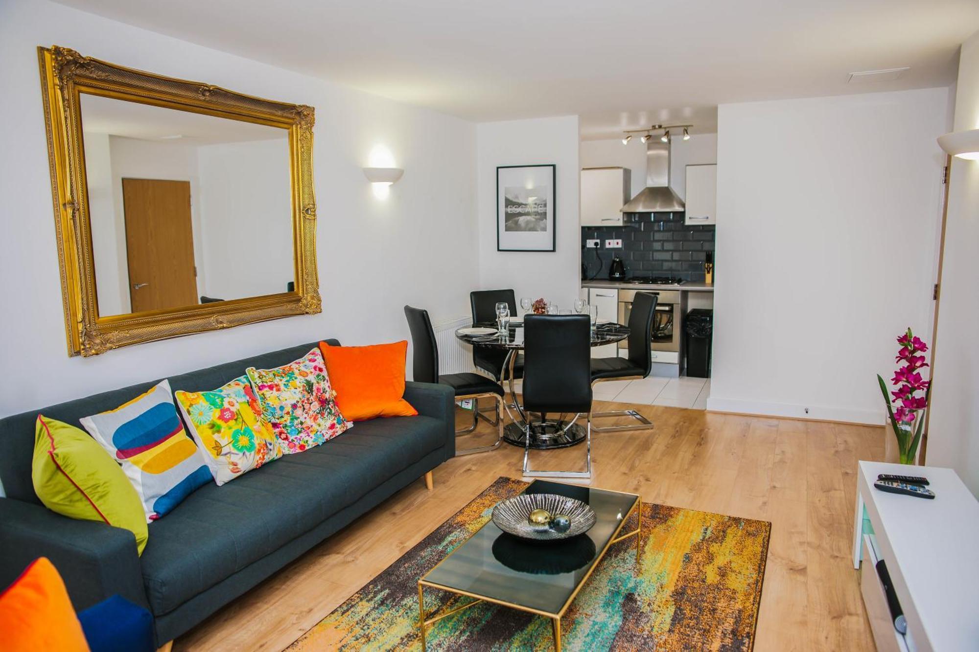 Riverside 2 Bed Apartment *