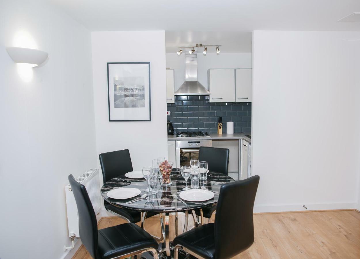Riverside 2 Bed Apartment *