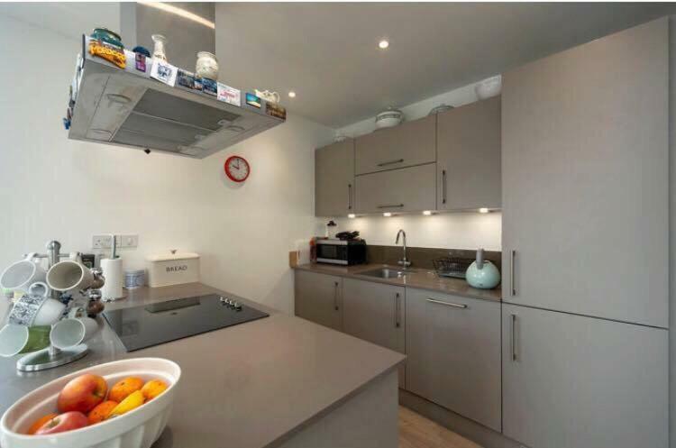 With Private Bathroom In A Modern Two Bedroom Two Bathroom Flat * Londen