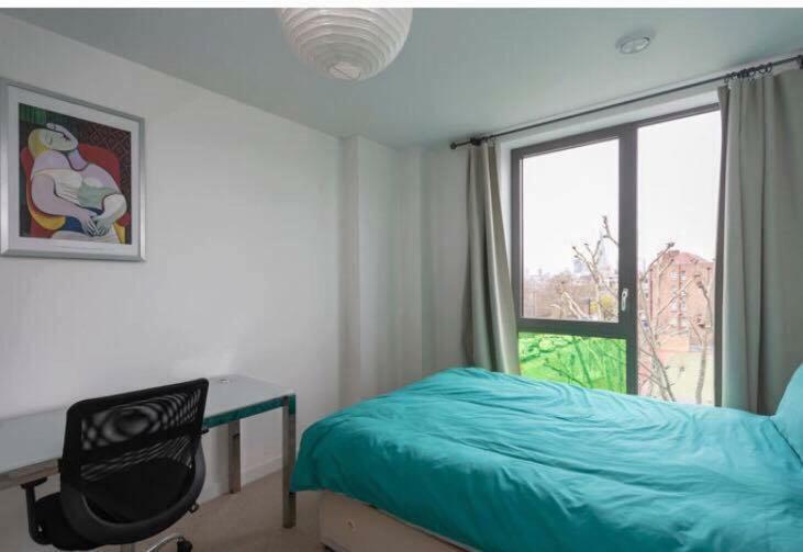 With Private Bathroom In A Modern Two Bedroom Two Bathroom Flat Londen
