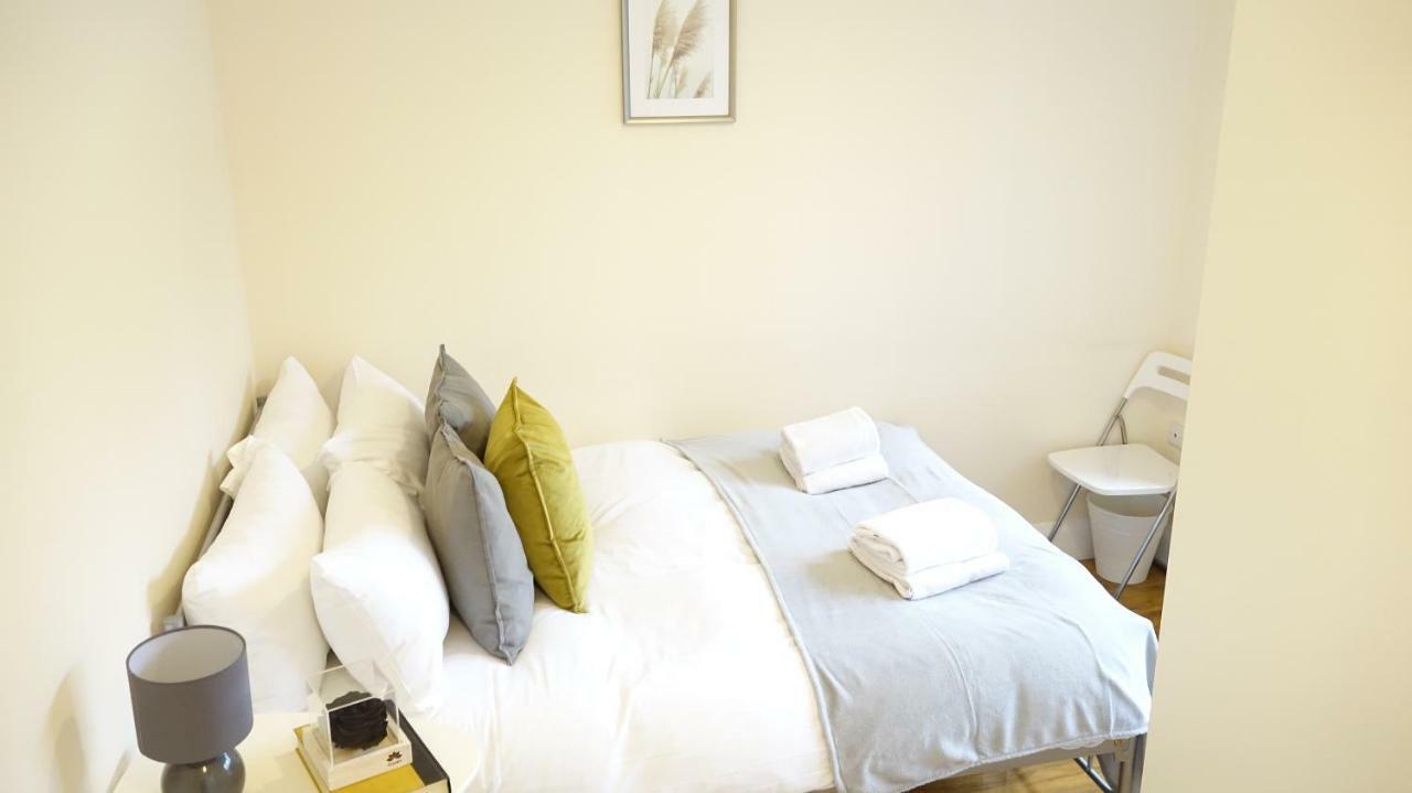 Heathrow Ensuite Rooms- Auto Check In Habitación en casa particular *