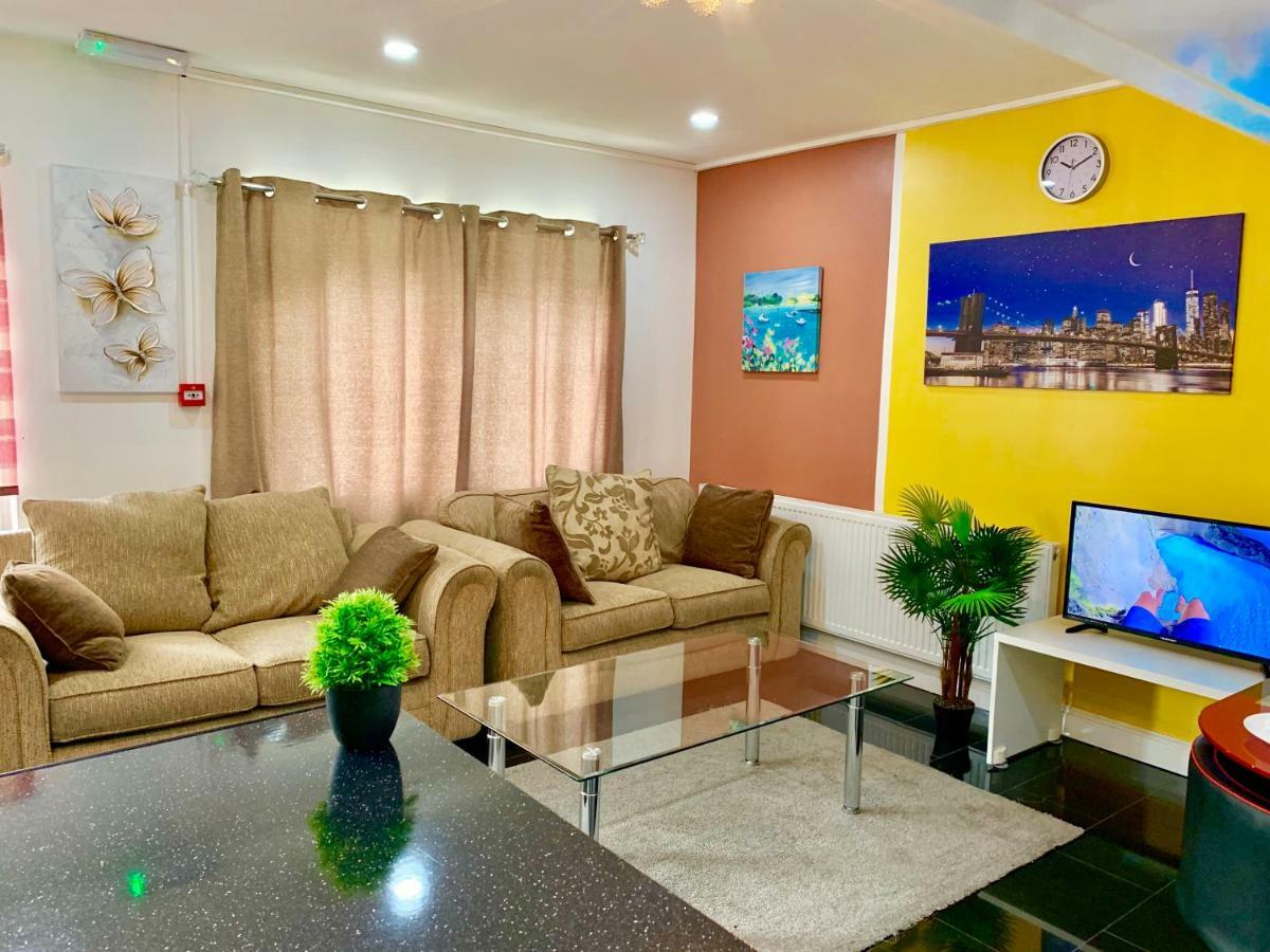 2 Bedroom Apartment, Kitchen, Reception&private Garden * London