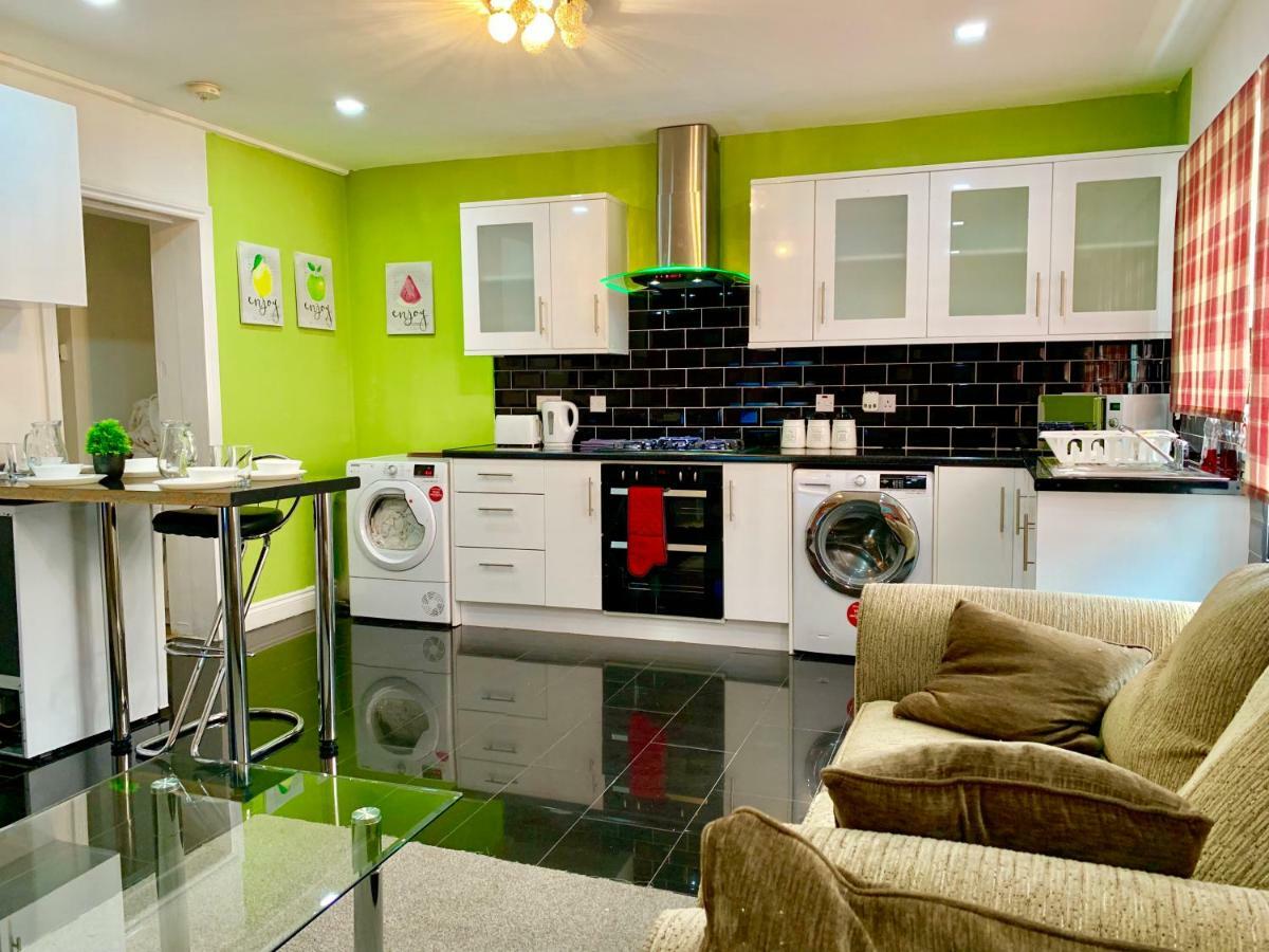 2 Bedroom Apartment, Kitchen, Reception&private Garden Apartment *