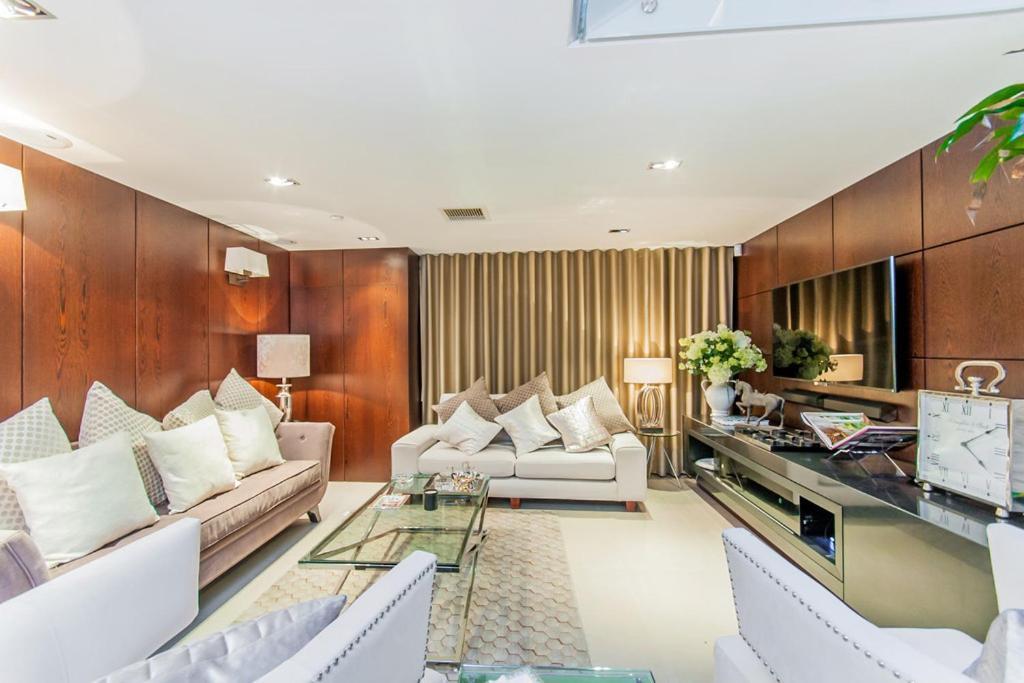 Radnor House Apartment *