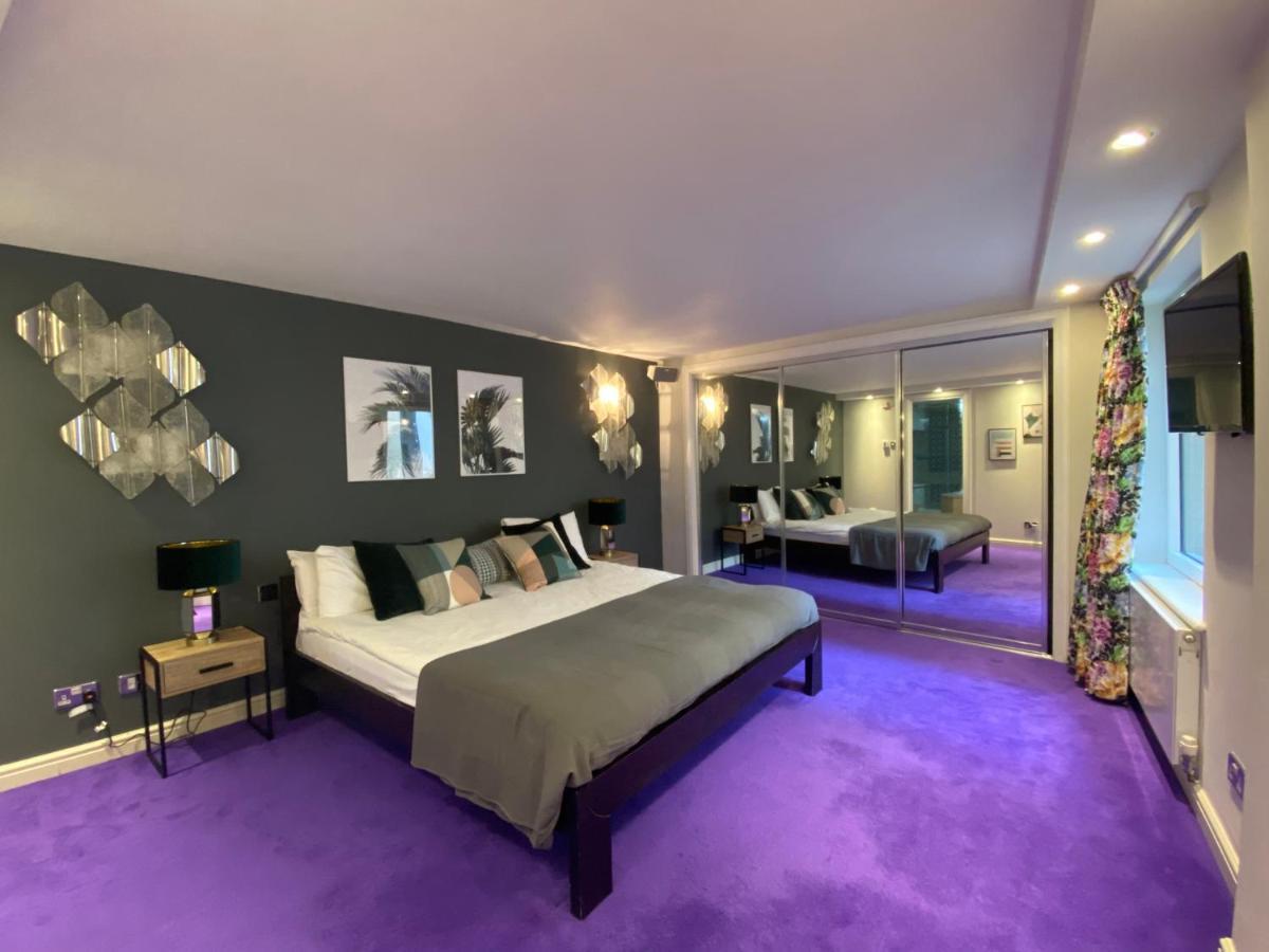 Foley Street Apartment *
