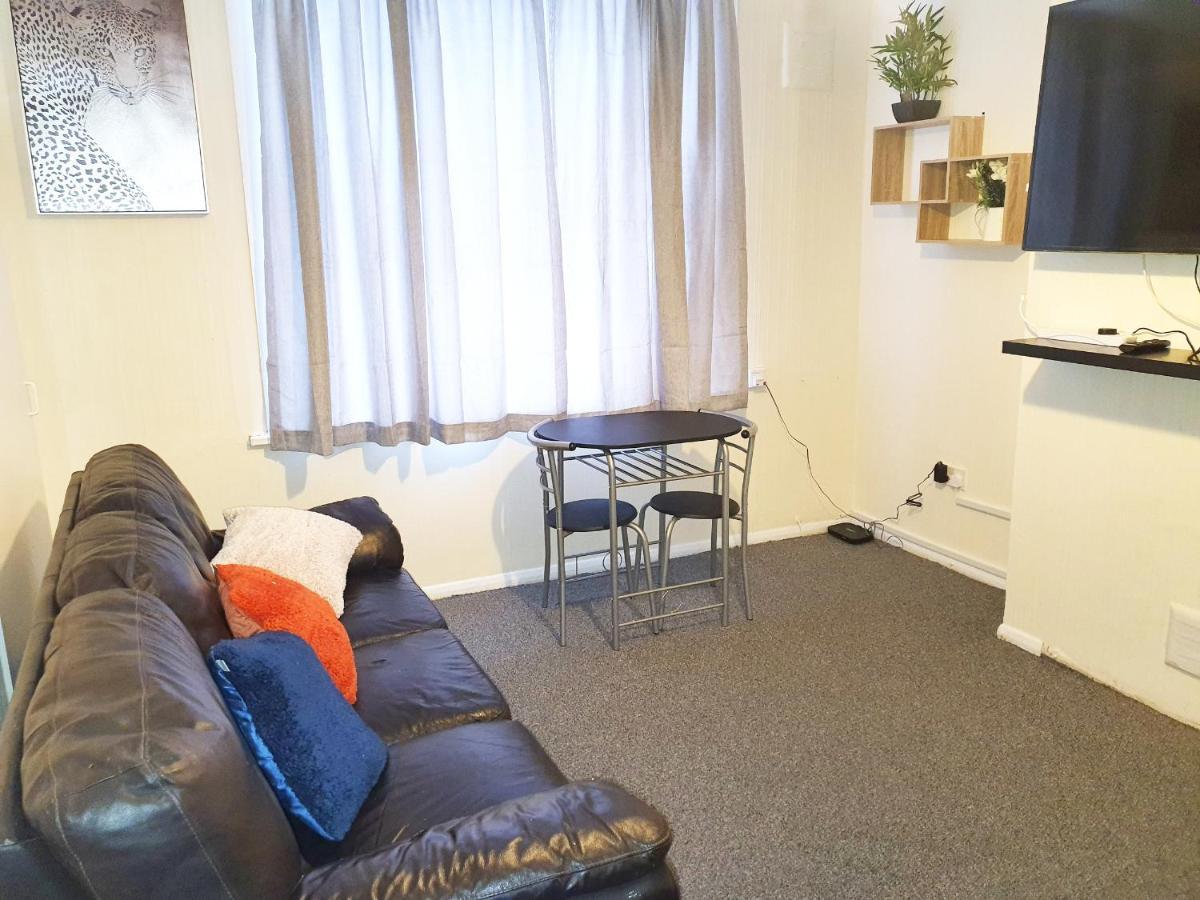 Beautiful Two Bedroom Near O2 Arena Apartment