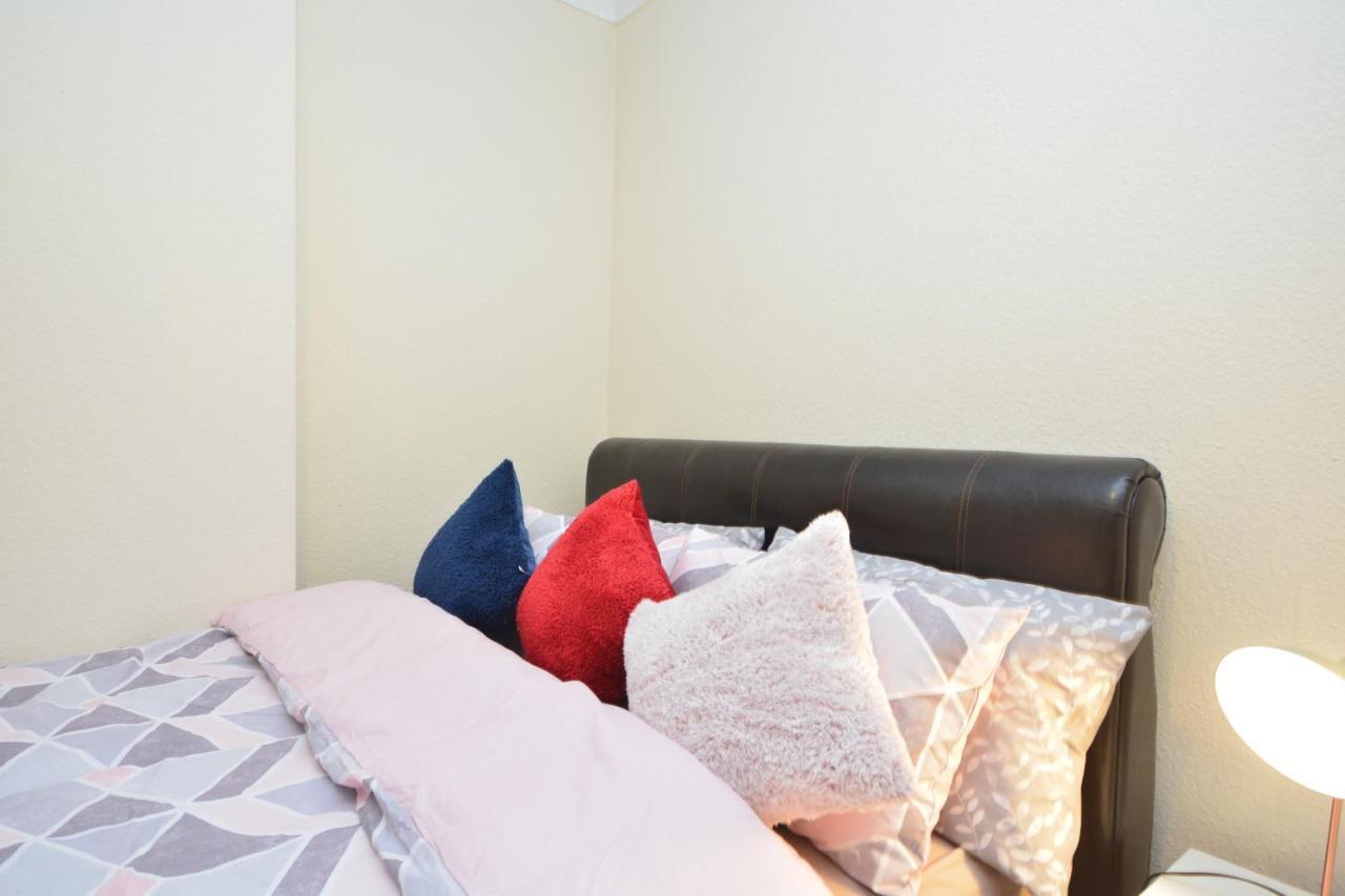 Beautiful Two Bedroom Near O2 Arena Apartment *