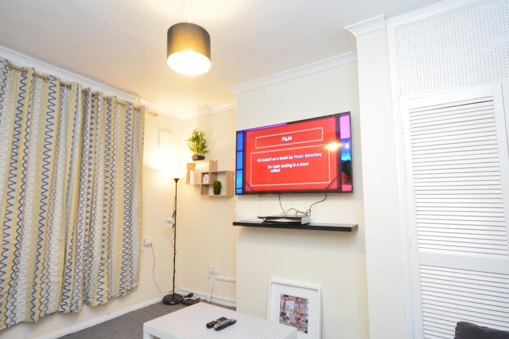 Beautiful Two Bedroom Near O2 Arena Apartment *