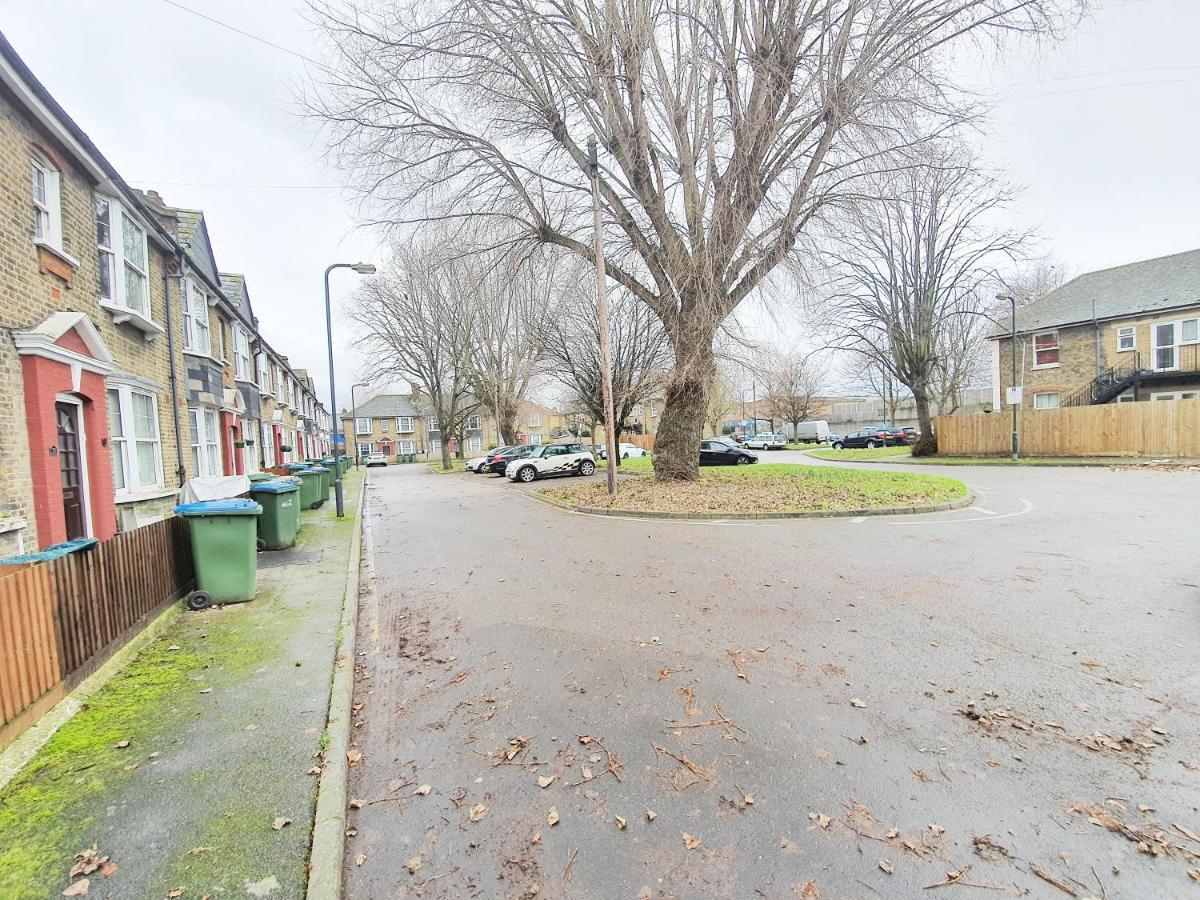 Beautiful Two Bedroom Near O2 Arena *