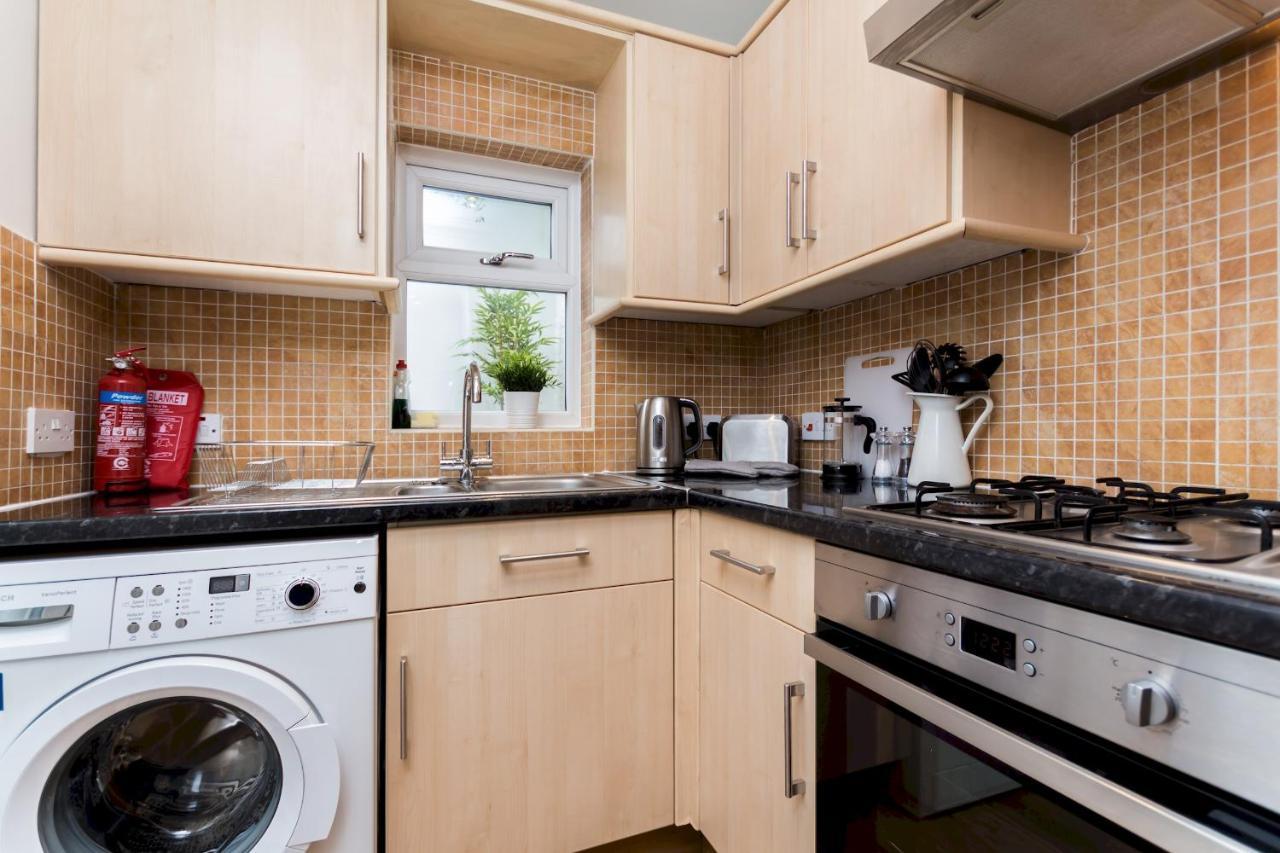 Caledonian - Bright One-bedroom With Private Decked Garden London