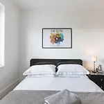 Luxury 2-Bed Flat Parking And Close To The Tube
