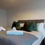 Docklands Riverside Superior 3 Bedroom Apartment By Delta Accomodation