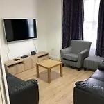 Snug 5-Bedroom Residential Home In Great London