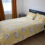 Snug 5-Bedroom Residential Home In Great London