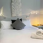 Charming 2-Bed Apt With 2 Bathtub Central London