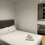 Monthly Stays 1Bed Serviced Studio Apartment Free Wifi & Netflix Whitechapel London Perfect For Solo & Coupled Guests