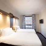 City Sleeper At Royal National Hotel