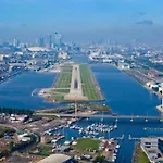 Modern 1-bedroom apartment in Docklands