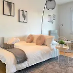 Charming & Bright 2-Bed Apt Close To Station