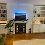 Lovely 2-Bed Apartment With Patio Near Camden