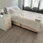 Entire Lovely 2 Bedroom Apartment With Private Garden & Free Street Parking