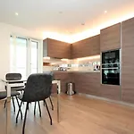 Riverside Apartment Minutes From Elizabeth Line
