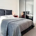 Stunning Property With London City And River Views