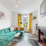 Enchanting 3 Bedroom House With Garden In Leyton