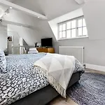 Woodbridge House Apartment
