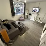 Magnificent 2 Bedroom On Tower Bridge