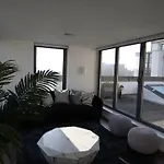 Spacius 3-Bed Apartment In Kensington London