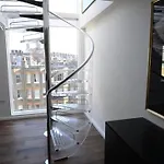 Spacius 3-Bed Apartment In Kensington London