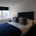 Spacius 3-Bed Apartment In Kensington London